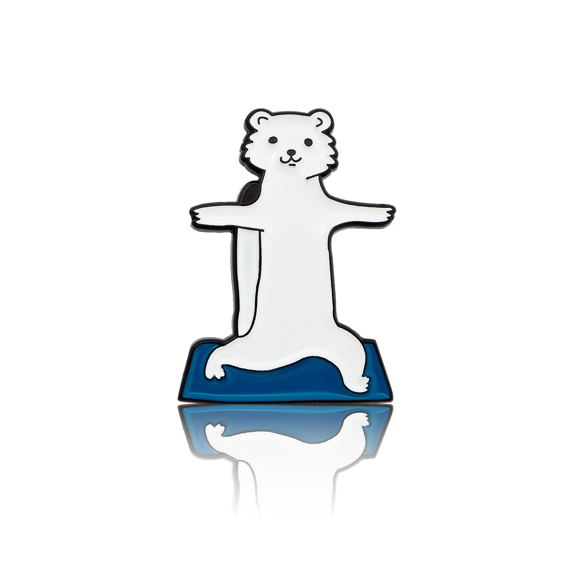 Biała fretka ćwicząca jogę na niebieskiej macie