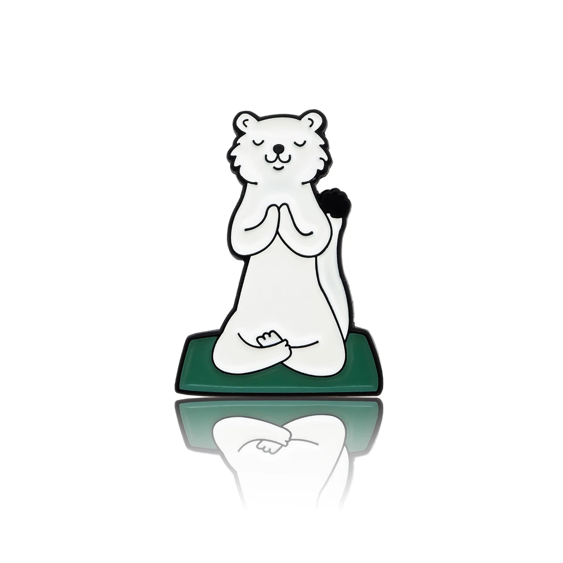 Biała fretka ćwicząca jogę na zielonej macie