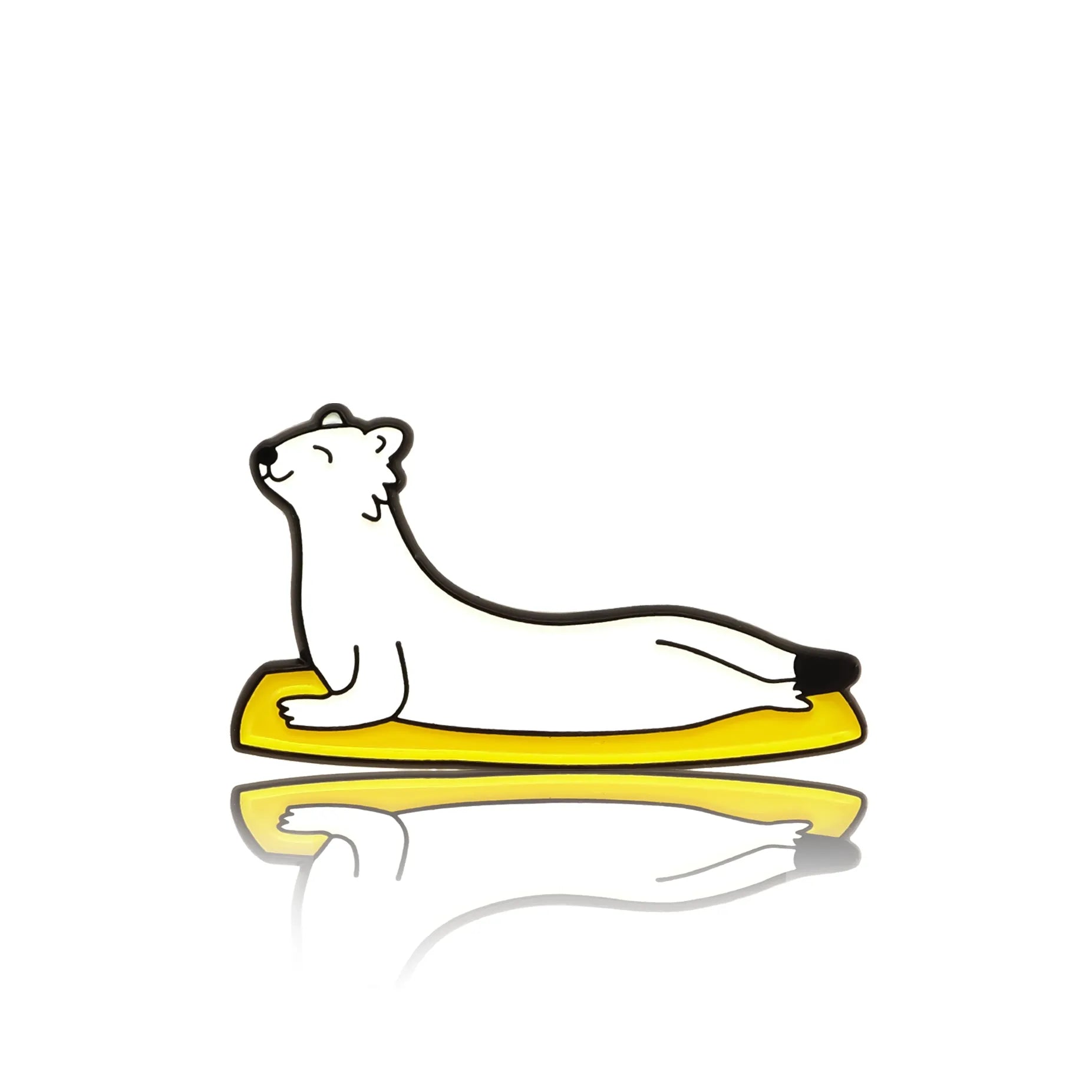 Biała fretka ćwicząca jogę na żółtej karimacie