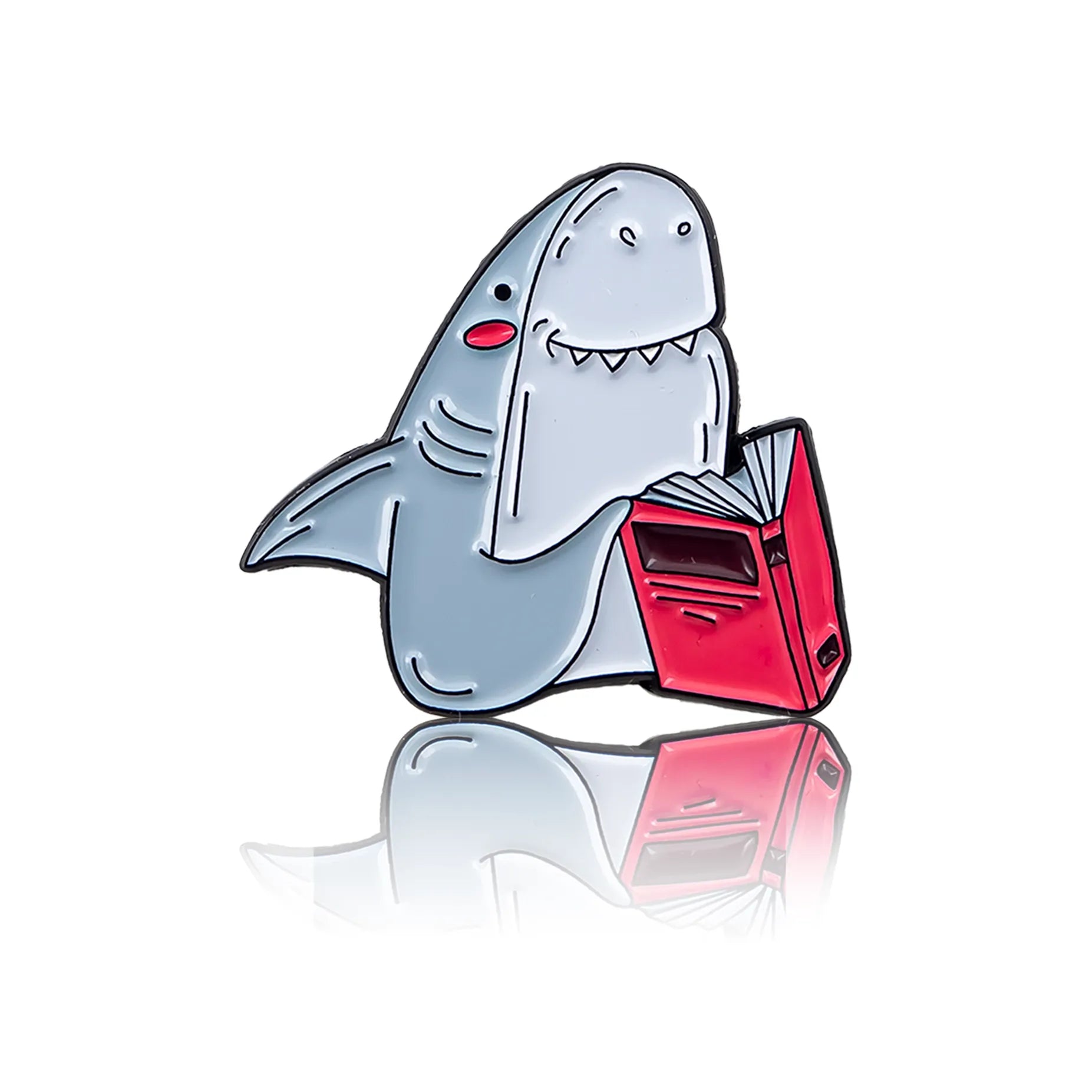Uśmiechnięty rekin czytający różową książkę