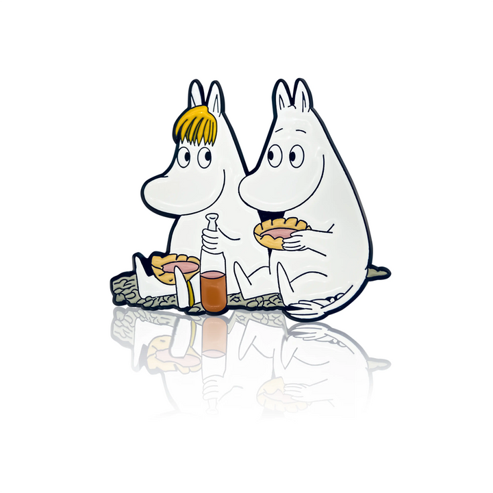 Moomintroll and Snorkmaiden on picnic