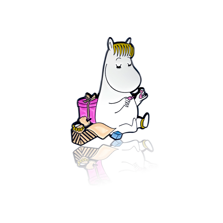 Snorkmaiden doing make up