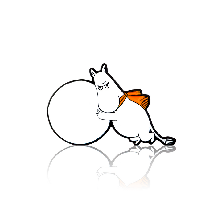 Moominl rolling a snowball