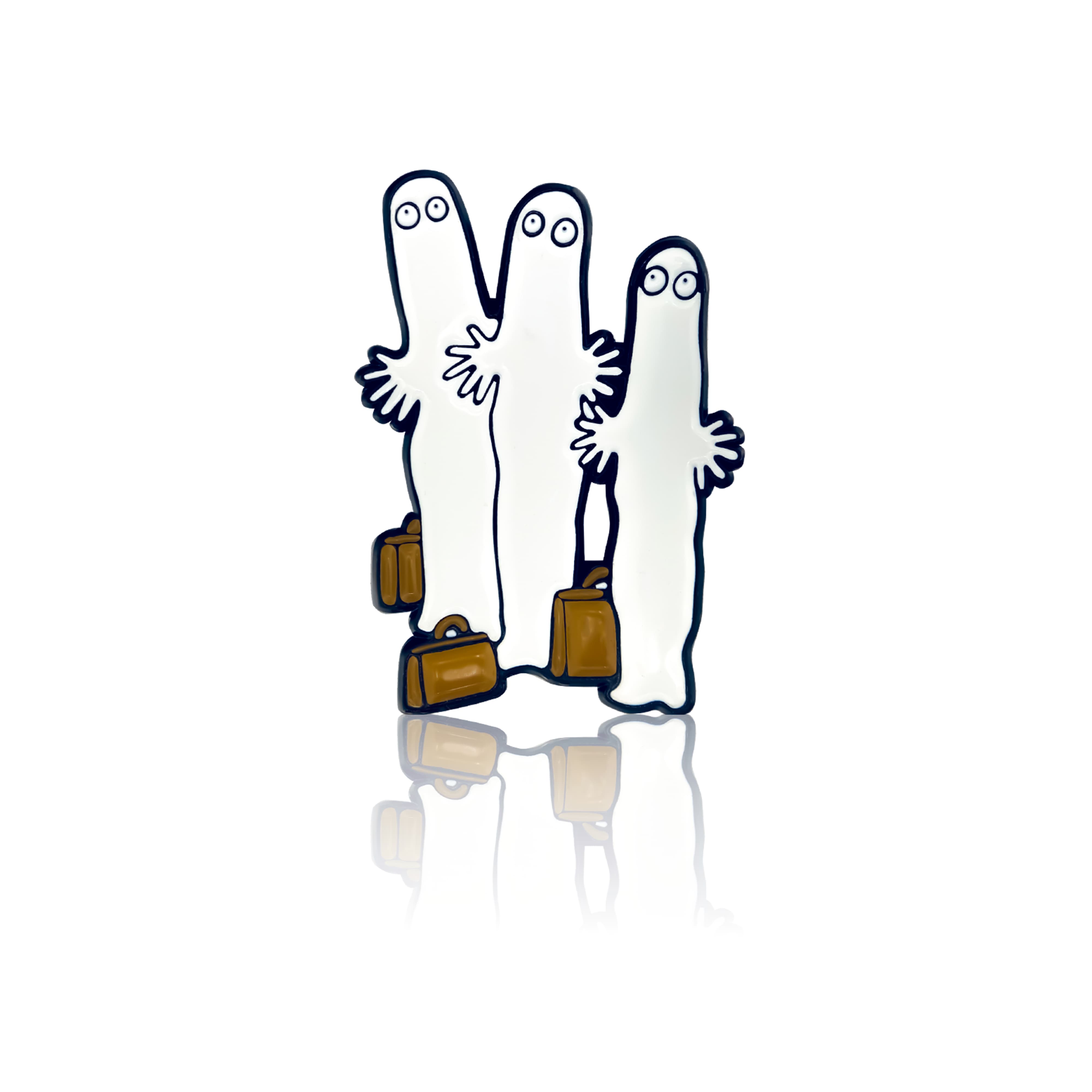 Emaliowana pin przedstawiająca trzech Hatifnatów w minimalistycznym czarno-białym designie, trzymających się za ręce z brązowymi walizkami