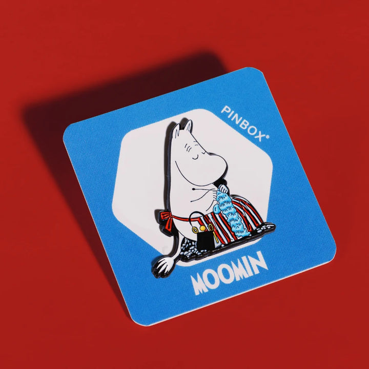 Mama Muminka robiąca na drutach