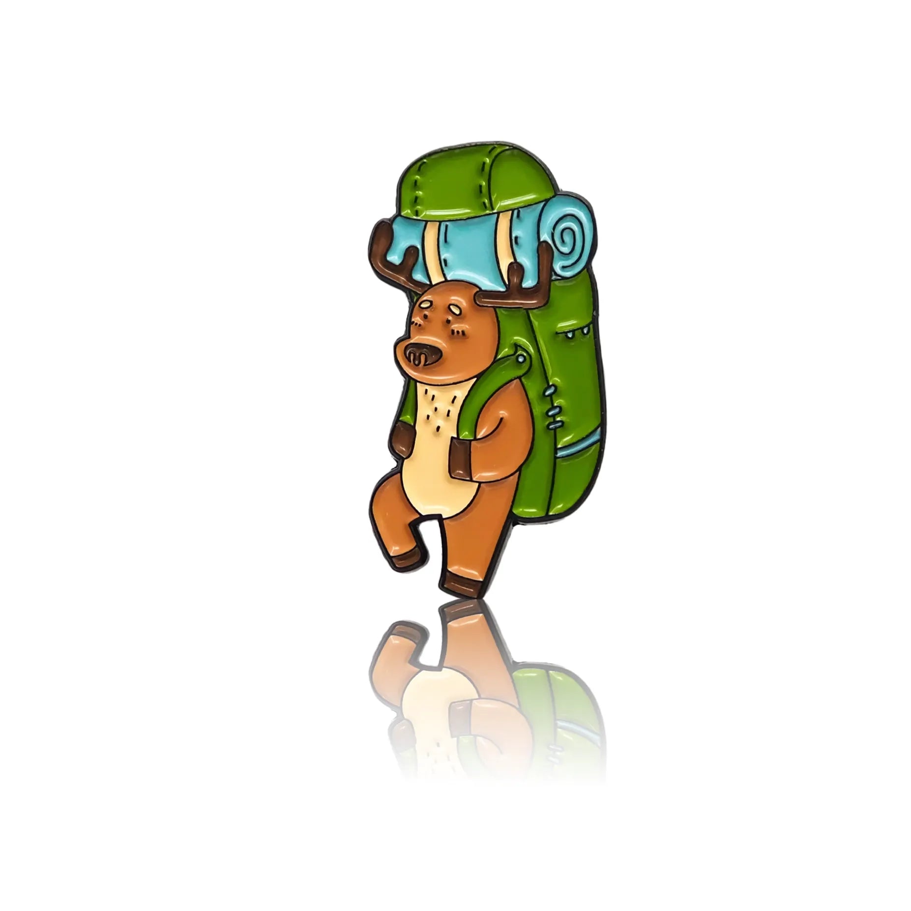 Jeleń z dużym, zielonym plecakiem podróżnika
