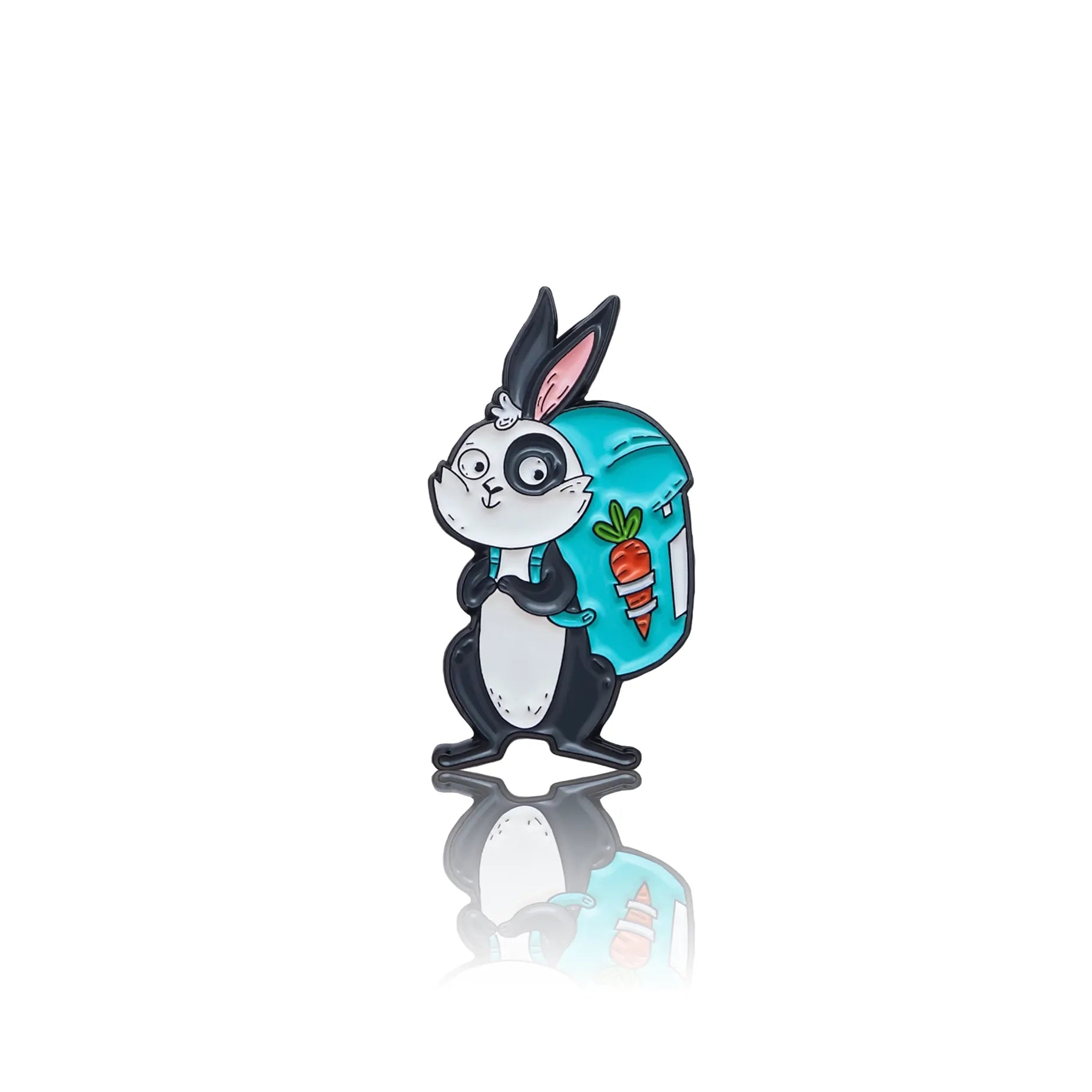 Uśmiechnięty szaro-biały królik z niebieskim plecakiem z marchewką