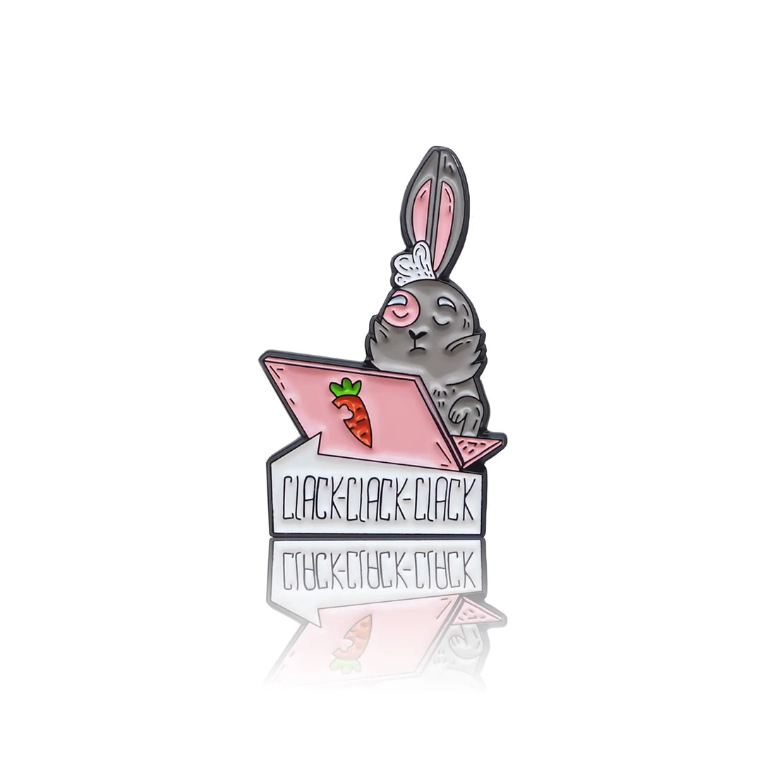 Szara królica z różowym komputerem z napisem "Click, Click, Click"