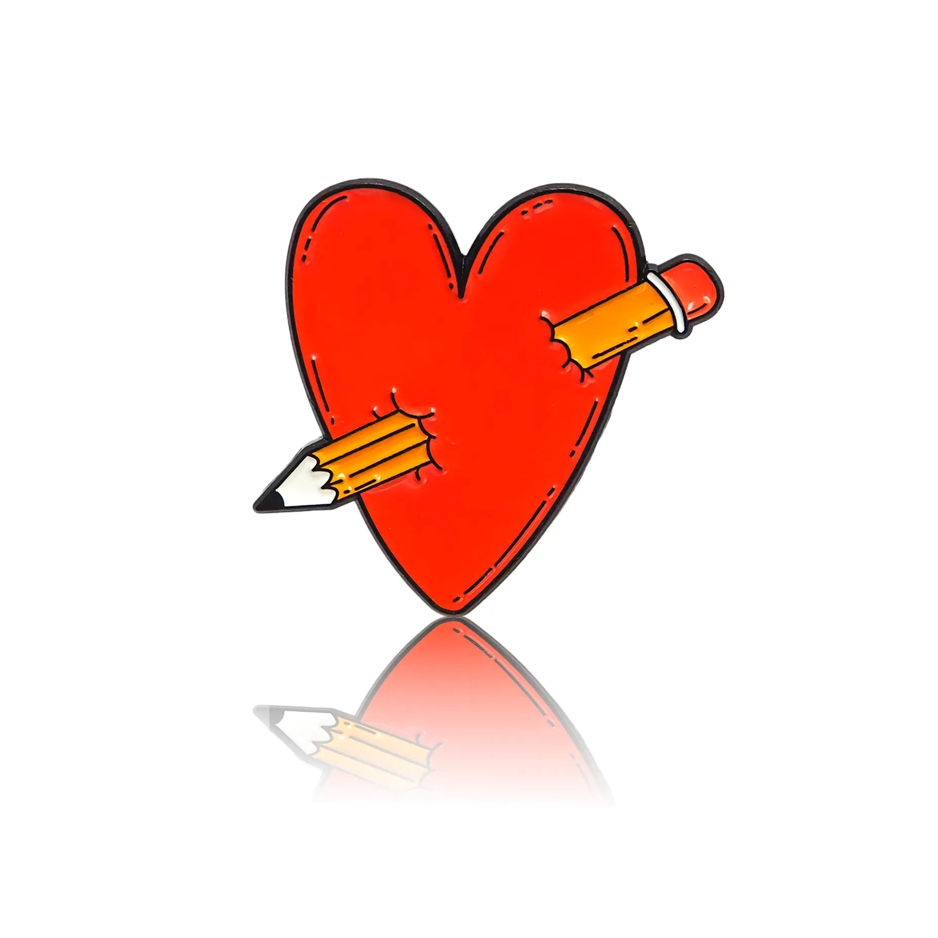 czerwone serce przebite ołówkiem